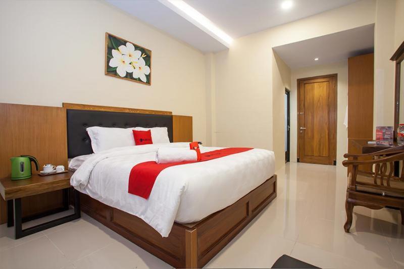 מלון Reddoorz Premium @ Jalan Cengkeh מאלאנג חדר תמונה